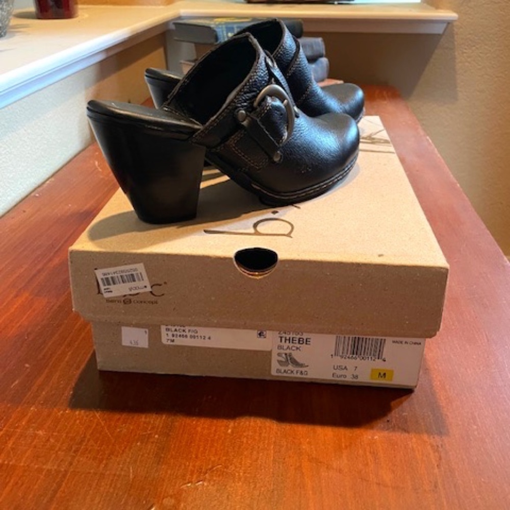 Brand New in the box black Born clogs   Size 7